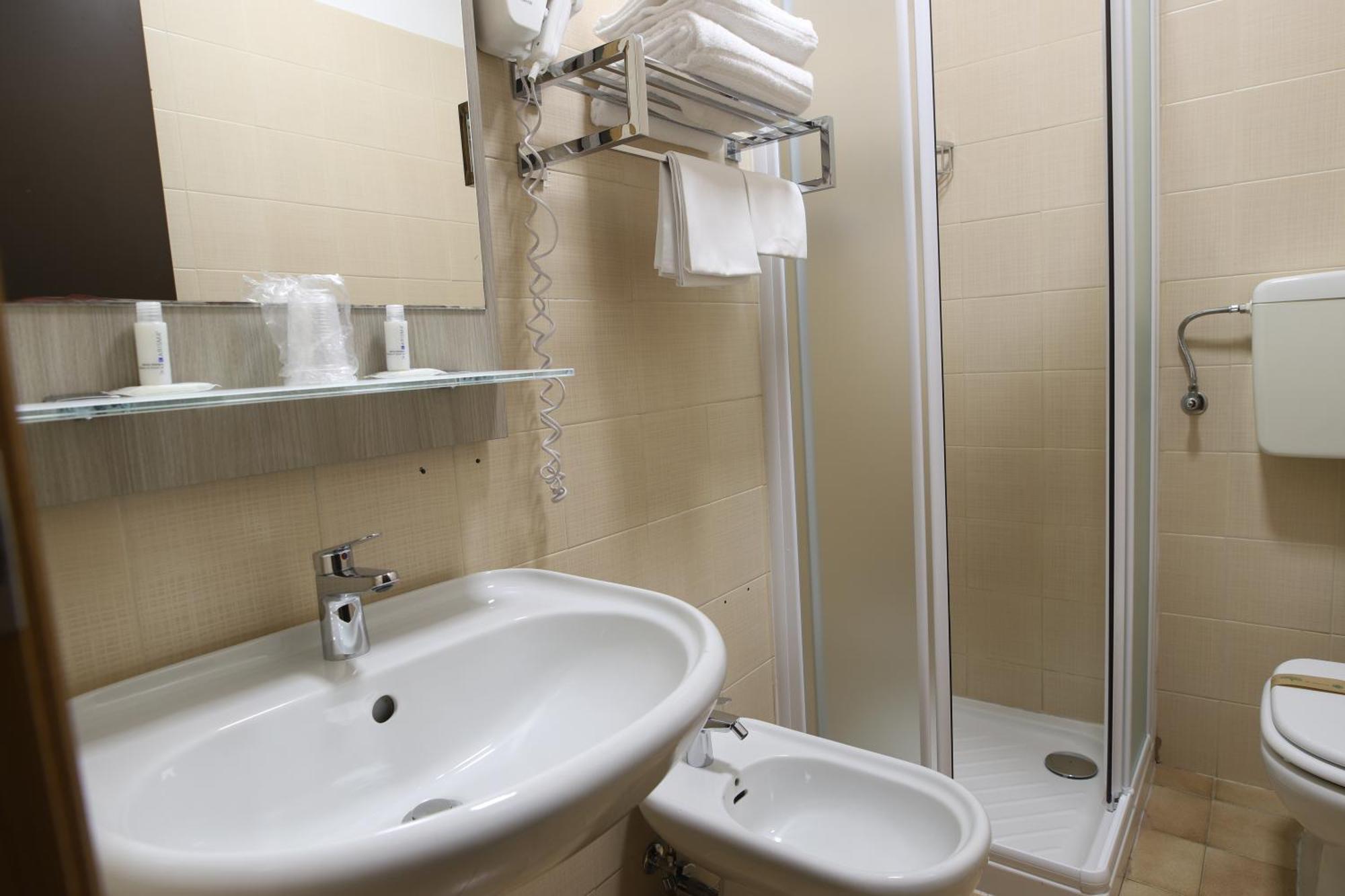 Tiby Hotel مودينا المظهر الخارجي الصورة